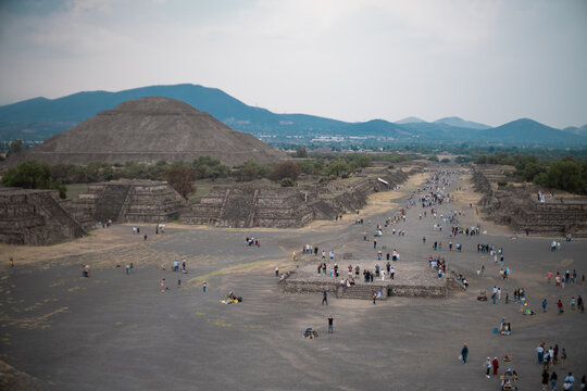 Vista A&eacute;rea Gran Angular del Sitio Arqueol&oacute;gico de Teotihuacan con Pir&aacute;mide del Sol y Visitantes
