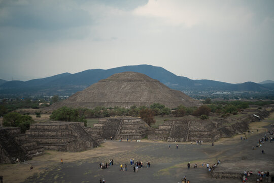 Vista A&eacute;rea Amplia de la Plaza de la Luna de Teotihuacan con Turistas y Pir&aacute;mide del Sol