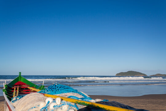 barco de pesca artesanal do peixe tainha Santinho, Ingleses, Florian&oacute;polis, Santa Catarina, Brasil
