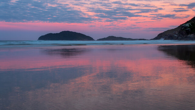 paisagem do crep&uacute;sculo na praia do Santinho, Ingleses, Florian&oacute;polis, Santa Catarina, Brasil ao fundo a ilha das aranhas
