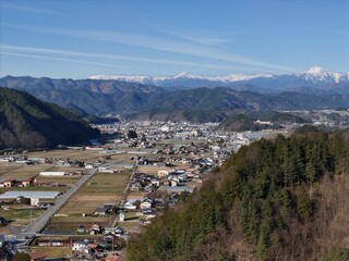 Naklejka premium Clear blue sky above snow-capped mountains