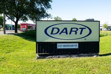Obraz premium Toronto, Ontario, Canada - June 27, 2026: The entrance sign for Dart Container Corporation Canadian Office and Plant on Markham Road in Toronto, Ontario, Canada. Dart Container Corporation is an Amer