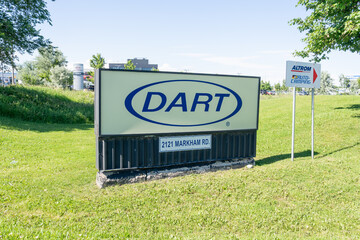 Obraz premium Toronto, Ontario, Canada - June 27, 2026: The entrance sign for Dart Container Corporation Canadian Office and Plant on Markham Road in Toronto, Ontario, Canada. Dart Container Corporation is an Amer