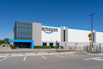 Fototapeta premium Scarborough, Toronto, Canada - June 27, 2026: YYZ9 - Amazon Fulfillment Centre on Steeles Ave E in Scarborough, Toronto, Canada. 