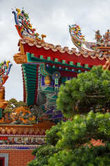 Intricately decorated traditional Chinese temple roof with vibrant colors and tiger motifs © Thanakrit