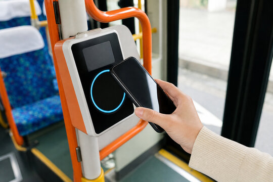 バス降車時にスマホで運賃を支払う手元