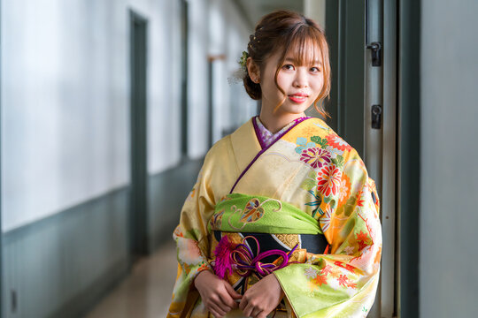 レトロ,アンティークな洋館,スタジオの窓辺にいる振袖姿の二十歳の女性
