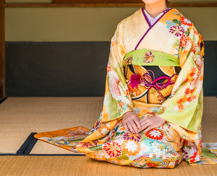 和室で振袖姿で畳の上で正座する若い日本人女性（二十歳の集い,成人式）