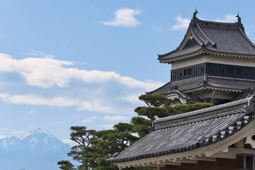 Naklejka premium 松本城と残雪の常念岳を望む春の信州風景