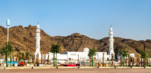 The white facade and minarets of Al Khandaq Mosque located at the base of the Jabal Sela mountains in Madinah, Saudi Arabia. © Leonid Andronov