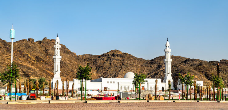 The white facade and minarets of Al Khandaq Mosque located at the base of the Jabal Sela mountains in Madinah, Saudi Arabia.
