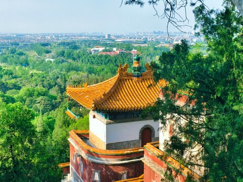 The architecture of the Summer Palace, the largest palace and garden complex of the Chinese feudal dynasty, is located near Beijing, China. 