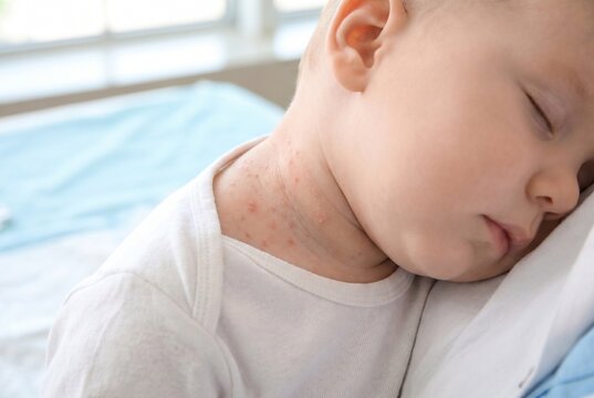 医療用ベッドの赤ちゃんと医療スタッフの手元 AI生成画像