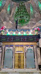 Obraz premium The golden sanctuary of the mosque with glass and mirror work