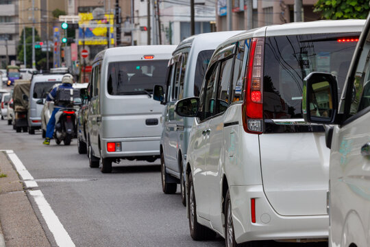 渋滞する一般道の車列