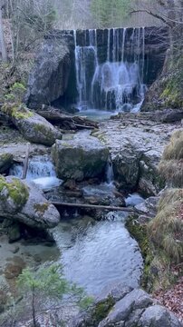Kleiner Wasserfall an der Wei&szlig;en Achen im Chiemgau, Alpen, Bayern, Deutschland