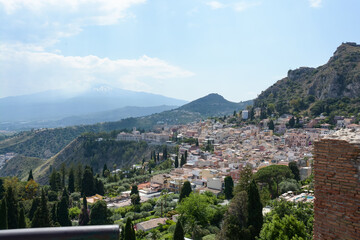 Obraz premium Taormine est une ville en haut d'une colline, sur la côte est de la Sicile. Elle se trouve à proximité de l'Etna