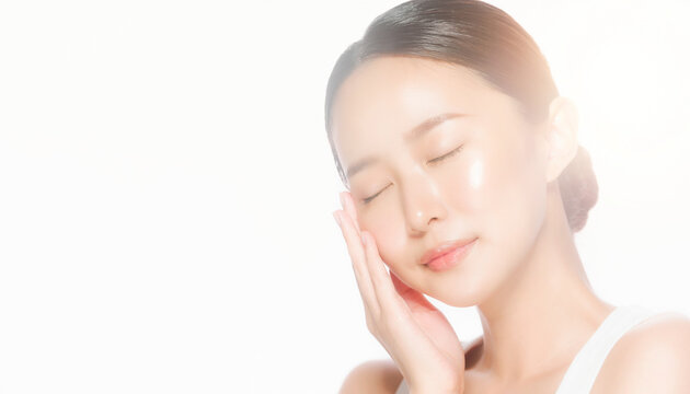 Glow skin of beautiful young Asian woman touching face with closed 白い背景に目を閉じて顔に触れる美しい若いアジア人女性のツヤ肌 ビューティースキンケアのコンセプト