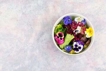 Spring garden salad with edible flowers and mixed lettuce © nikolaydonetsk