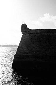 Port-Louis dans le Morbihan en Bretagne en France en noir et blanc