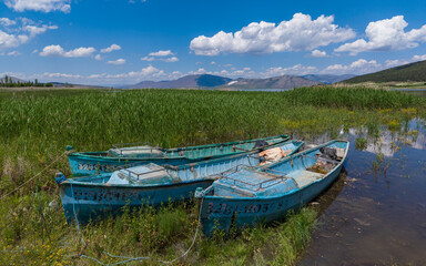 Obraz premium Traditional Fishing Boats Floating on Beysehir Lake at Sunrise in Turkey