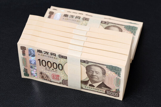 黒背景の一万円札の束