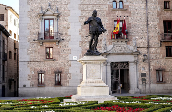 Statue of Don &Aacute;lvaro de Baz&aacute;n at Plaza de la Villa with Ornamental Garden and Historic Casa de Cisneros, Madrid