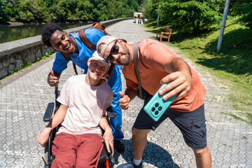 Obraz premium Diverse friends capturing joyful outdoor selfie on lakeside path
