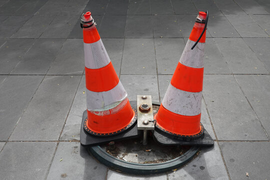 C&ocirc;nes de signalisation pour indiquer une structure qui d&eacute;passe sur un trottoir