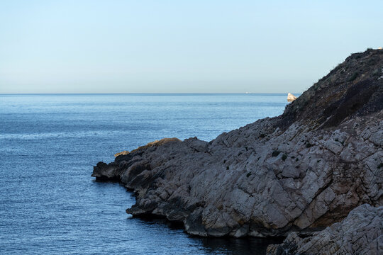C&ocirc;te rocheuse &agrave; Callelongue au lever du jour