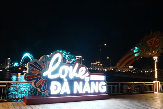 Dragon Bridge illuminated at night over Han River in Da Nang, Vietnam, featuring vibrant night city reflections and "I Love Da Nang" - ベトナム ダナン 夜空に輝くドラゴンブリッジ ハン川の美しく映る夜景 I Love Da Nangのイルミネーション