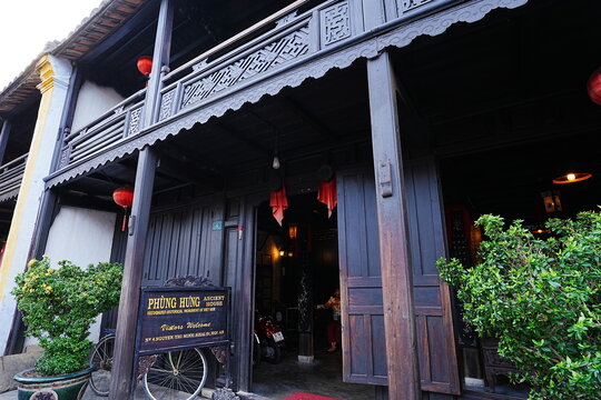 The historic Old House of Phung Hung, a unique wooden architecture in the UNESCO World Heritage site of Hoi An, Vietnam - ベトナム 世界遺産 ホイアンにある古民家 フーンフンの家 進記家の建築物
