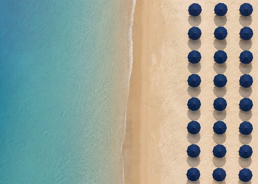 Wundersch&ouml;ner Strand mit dunkelblauen Sonnenschirmen