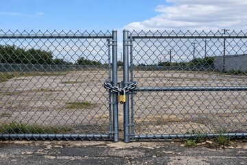 Fototapeta premium A chain link fence with a padlock, often used for security and privacy