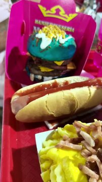 Comida r&aacute;pida hamburguesa gourmet,perrito asado y patatas fritas 