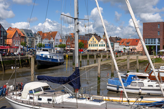 Husum, Graue (bunte) Stadt am Meer, Altstadt  und Stadthafen bei Ebbe