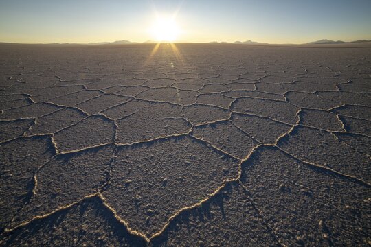 Honeycomb patterns in the Salar de Uyuni salt desert at sunset, salt pan, Tahua, Departamento Potos&iacute;, Bolivia