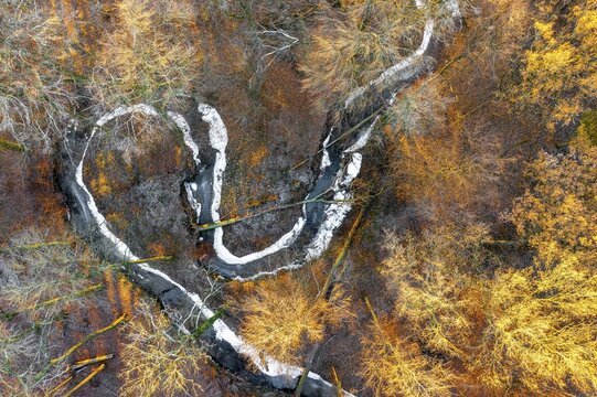 Frozen M&auml;&auml;nder river loop of a stream in the Osnbr&uuml;cker Land seen from the air, Melle, Lower Saxony, Germany