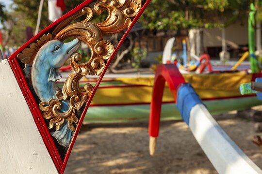 Restored, brightly painted outrigger fishing boats on Sanur beach, Bali, Ind&ouml;nsia