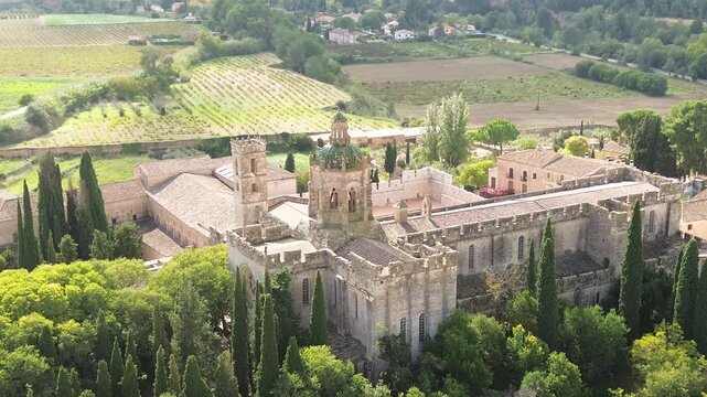 Monast&egrave;re de Santes Creus - Reial Monestir de Santes Creus - Catalogne, Espagne - drone 4k