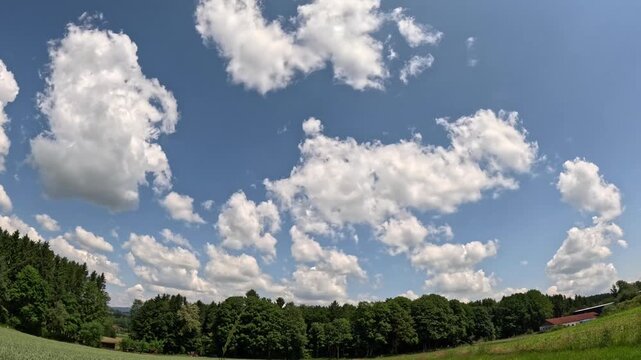 Zeitraffer aufnahme von wei&szlig;en wolken, blauer himmer