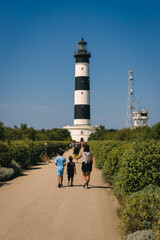 Famille se rendant au phare de Chassiron sur l'île d'Oléron © Franck