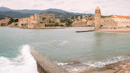 Vue panoramique du château royal et du phare de Collioure et du fort depuis la jetée, Pyrénées-Orientales, France © Franck