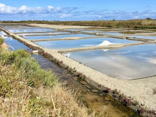 Marais salants de Guérande avec tas de sel et ciel bleu – patrimoine naturel de Loire-Atlantique © Jonathan