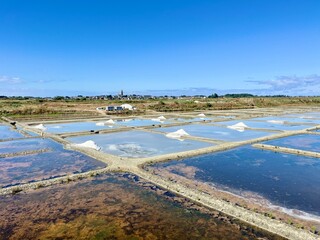 Marais salants de Guérande avec tas de sel et ciel bleu – patrimoine naturel de Loire-Atlantique © Jonathan