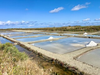 Marais salants de Guérande avec tas de sel et ciel bleu – patrimoine naturel de Loire-Atlantique © Jonathan