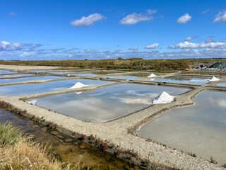 Marais salants de Guérande avec tas de sel et ciel bleu – patrimoine naturel de Loire-Atlantique © Jonathan