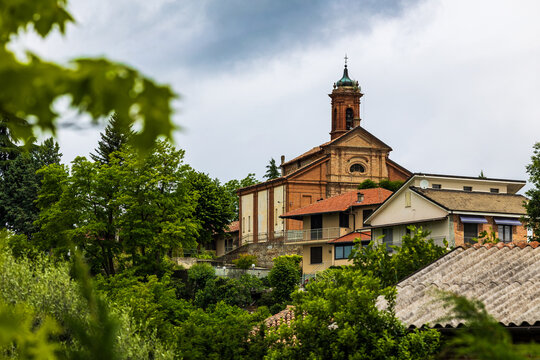 Chiesa di Sant'Anna and its hamlet amid the hills of Costigliole d'Asti in the Langhe region