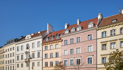 Obraz premium A street view of the buildings in Warsaw Old Town, Poland.