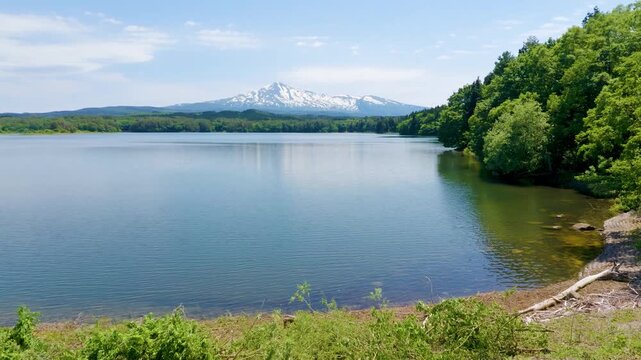 鳥海山と大谷地池（秋田県由利本荘市）
